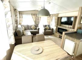 Platinium Standard Luxury and Modern Static Caravan at Clarach Bay，位于阿伯里斯特威斯的酒店
