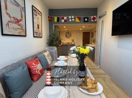 Driftwood House - Luxury Dog-Friendly Townhouse in Cowes, Steps from Marina，位于考斯的酒店