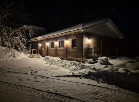 Trevligt lantligt boende i skogen，位于Bollstabruk的山林小屋