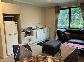 New two Bedroom house attached to main house，位于普基科希的酒店