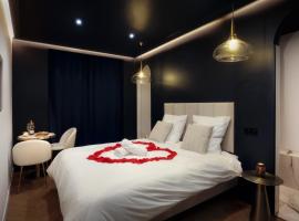 Luxury Suite Romantic Getaway with Jacuzzi，位于卡斯特尔的酒店