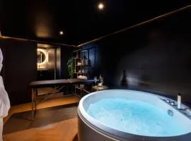 Luxury Suite Romantic Getaway with Jacuzzi