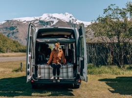 KúKú Campers - Campervans，位于凯夫拉维克的酒店
