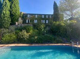 Bastide 500m2 Bastide - Piscine, Vue Pyrénées à 180，位于Latour的酒店