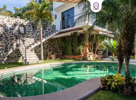 Cozy House with Pool and 3 Bedrooms，位于尧特佩克的酒店
