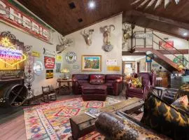 Hill Country Guest House - Rustic getaway