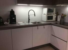 Cosy attic apartment, terrace, 1 bedroom south，位于Opdorp的酒店