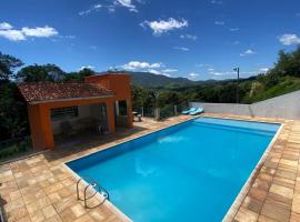 Casa ampla, 2 qtos, varanda, região de Extrema，位于伊克斯雷玛的酒店