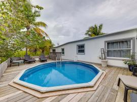Lanai, Pool and Patios Waterfront Home in Tavernier，位于塔维涅的酒店