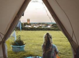 Trevena Cross Glamping & Camping，位于赫尔斯顿的豪华帐篷