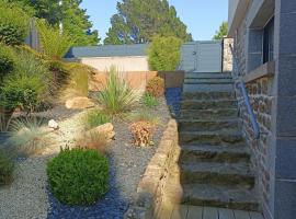 Beautiful garden floor opening onto private pool，位于朗西厄的酒店