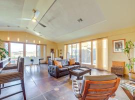 Mtn-View Home with Fenced Backyard in Rimrock!，位于Lake Montezuma的酒店