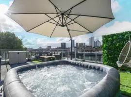 Luxury Penthouse with Private Hot Tub Overlooking Leeds City Centre