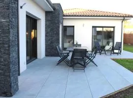 Gîte spacieux avec jardin, spa, babyfoot et parking privé - FR-1-306-1292