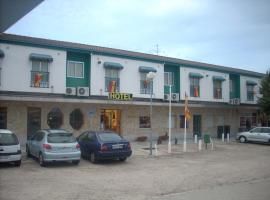 卡斯蒂利亚科罗纳酒店，位于维拉雷斯迪拉雷纳赫尔曼提克体育场附近的酒店