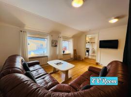 Kiruna Accommodation Gustaf Wikmansgatan 6b Villa for 9 Person，位于基律纳的酒店