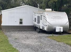 Cozy Camper，位于Creal Springs的酒店