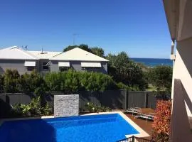 Little Gem in Peregian Beach - walking distance to beach with pool