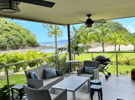 Azuero Lodge: Luxury Beachfront condo- Playa Venao，位于普拉纳维瑙的分契式公寓
