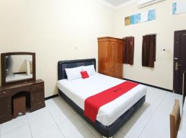 RedDoorz at Ratu Homestay Syariah Near Lippo Mall Banyuwangi，位于外南梦的汽车旅馆