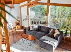 First Light - Waterfront, Hot tub, Sauna, EV，位于托菲诺的酒店
