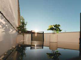 Macarena Suites，位于卡塞雷斯的带停车场的酒店