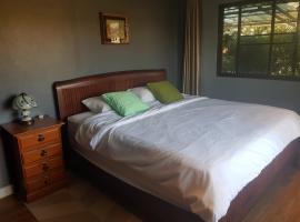 Single room in single house,not accept single male customer，位于Ban Mae Chong的酒店