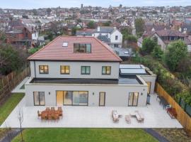 Joy Lane Mansion, Luxe Stay, Poolside Fun & Comfort，位于Kent的酒店