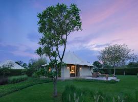The Oberoi Vindhyavilas Wildlife Resort, Bandhavgarh，位于塔拉的豪华帐篷营地