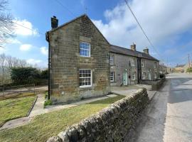 Pass the Keys The Old Shop Cosy Cottage for 6 & Furry Friends，位于Hulme End的酒店