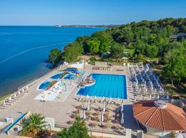 Happy Camp Mobile Homes in Valamar Camping Lanterna，位于波雷奇的酒店