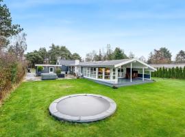 Holiday Home Timao - 750m from the sea by Interhome，位于博托比的带按摩浴缸的酒店