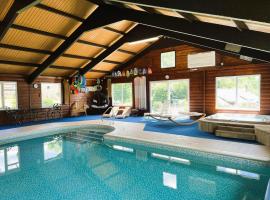 Hop Loft-Barn Conversion, with access to Pool & Hot Tub-at Fox Valley Cottages，位于Looe的酒店
