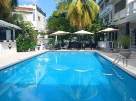 Bay Heights Escape Aparthotel - Courtyard Suites，位于洛尼湾村的酒店