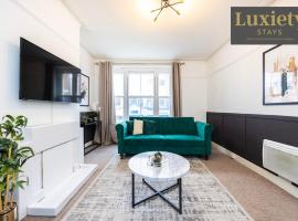 Elegant & Huge 3BR Home! HIGH STREET, Chelmsford - NEWLY REFURB! Long & Short stays by Luxiety Stays，位于切姆的酒店