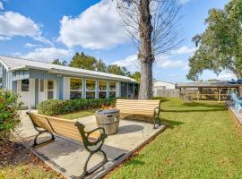Riverside Retreat with Boat Dock in Sunny Astor!，位于Astor的酒店