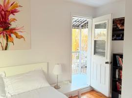 Cozy & spacious 3 BDR condo，位于蒙特利尔的酒店