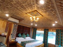 LUXURY Suite BY SP Group OF Houseboats，位于斯利那加的酒店