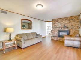 Pineville Home with Fire Pit Less Than Half-Mi to Elk River!，位于Pineville的酒店