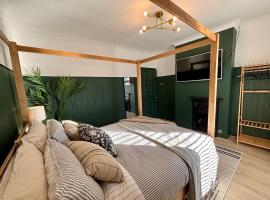 Hot Tub, Games Room, Near Beach!，位于克利索普斯的酒店