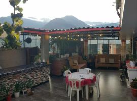 Menacho's House，位于Caraz的酒店