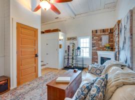 1 Mi to Cranmore Mountain Charming Conway Apt!，位于北康威的酒店