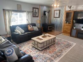 Zion to Bryce cowboy cabin，位于哈奇的酒店