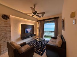 3 BEDROOM SEAVIEW CONDO @ GLORY BEACH RESORT, PORT DICKSON，位于波德申的带停车场的酒店