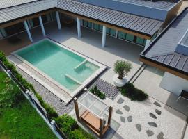 OceanNew Pool Villa บ้านพักพลูวิลล่าสัตหีบ，位于Ban Tao Than的酒店