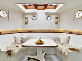 Your Houseboat Amsterdam，位于阿姆斯特丹的船屋