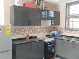 Fully Furnished 1 Bedroom Apartment At Community 22 Estate，位于Ashaiman的酒店