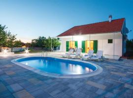 Three-Bedroom Holiday Home In Rozovac，位于罗佐瓦克的酒店