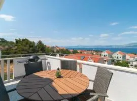 Nice Apartment In Supetar With Jacuzzi