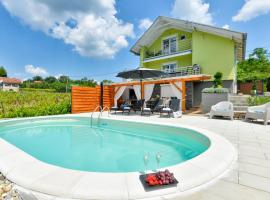 Nice Home In Popovaca With Sauna，位于Popovača的酒店